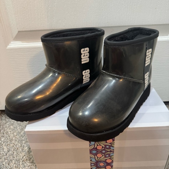 UGG Kids Classic Clear Mini II boot- $35 - Picture 1 of 13